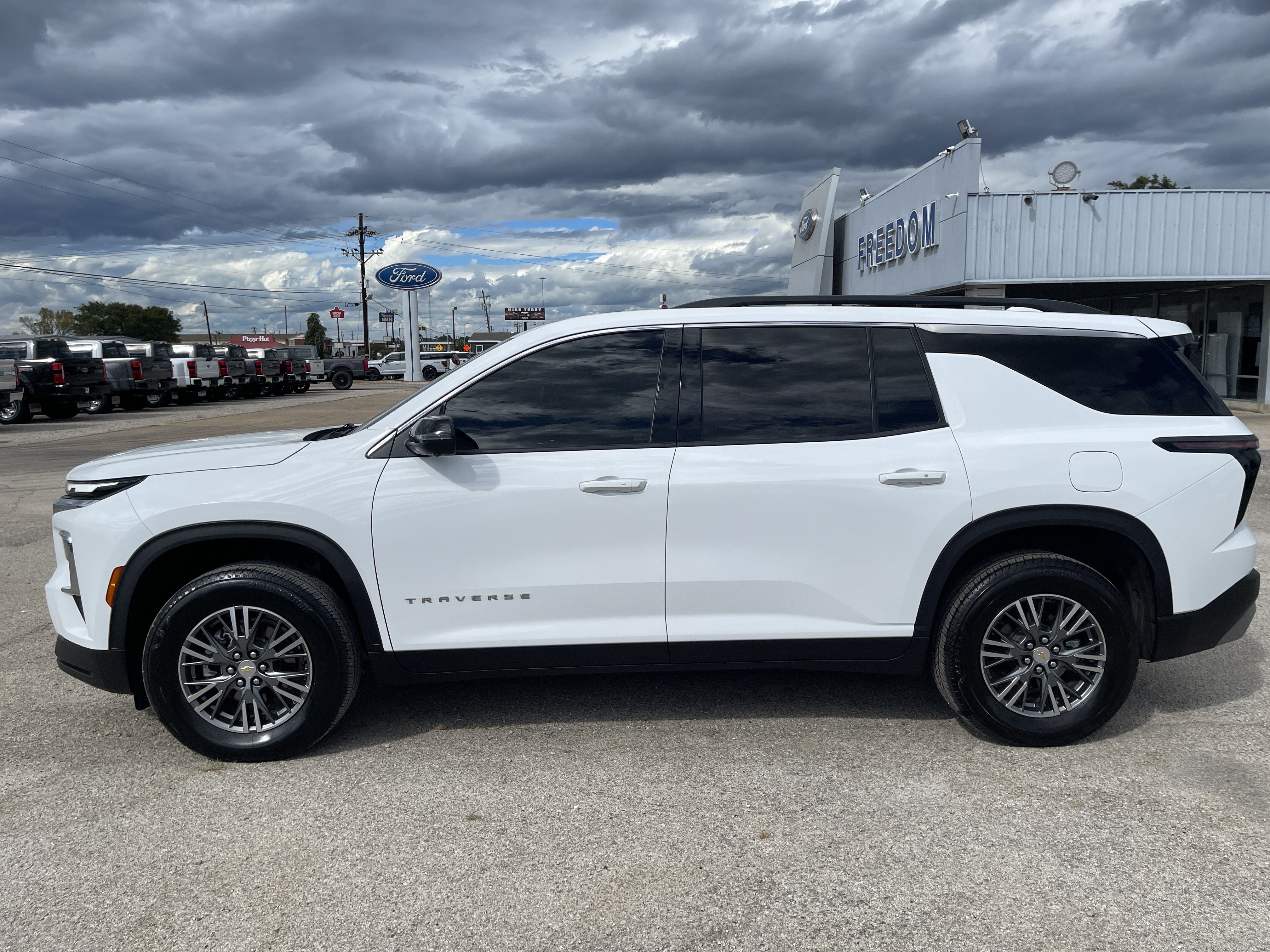 2024 Chevrolet Traverse FWD LT