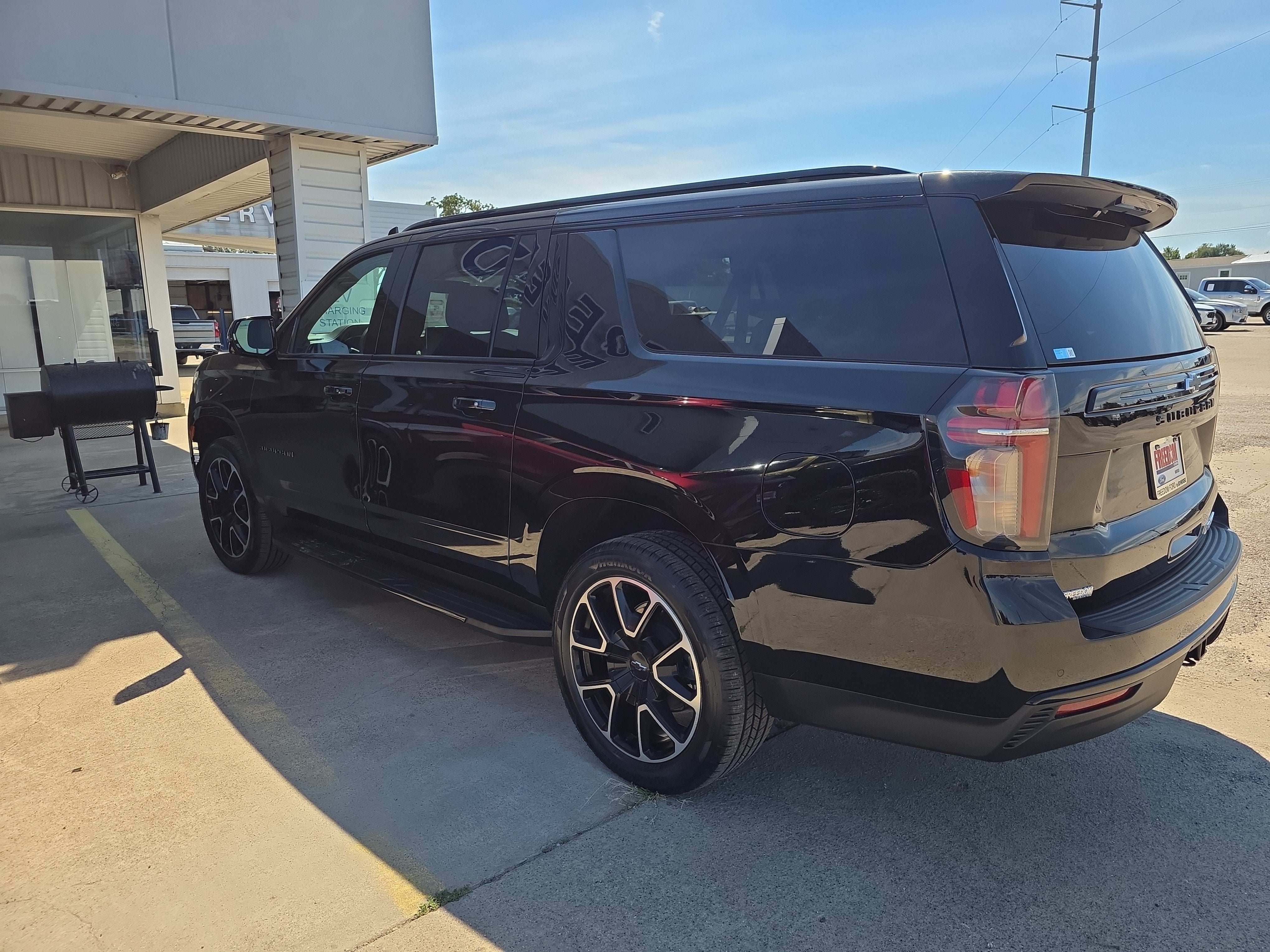 2023 Chevrolet Suburban RST