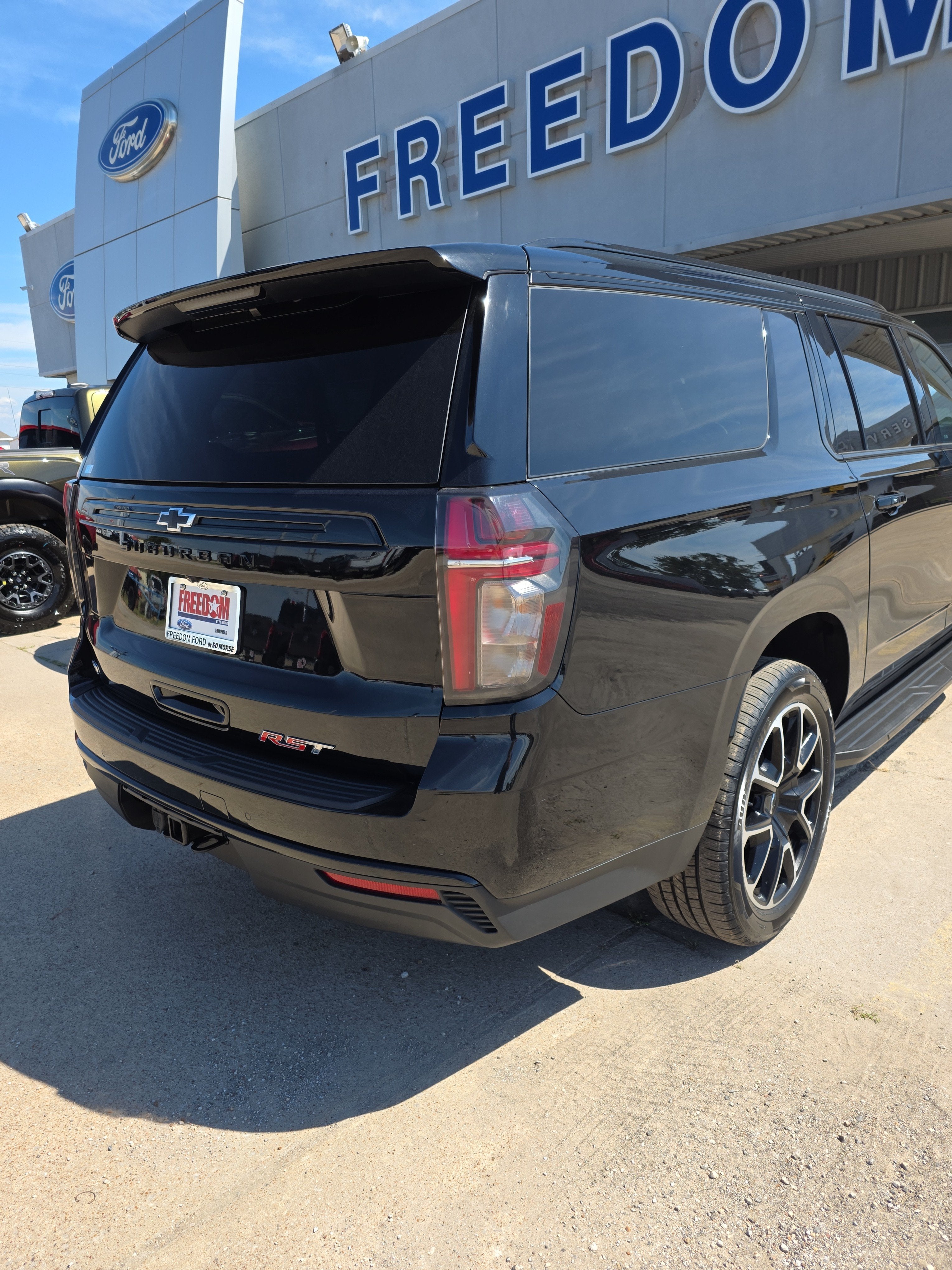 2023 Chevrolet Suburban RST